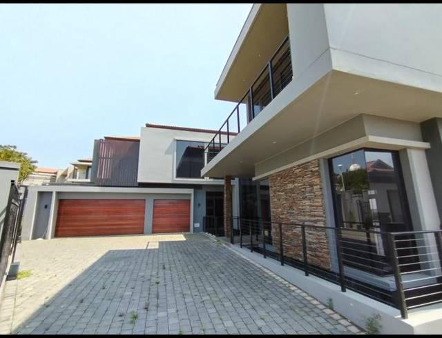 6 BEDROOM HOUSE FOR SALE IN IZINGA PARK
